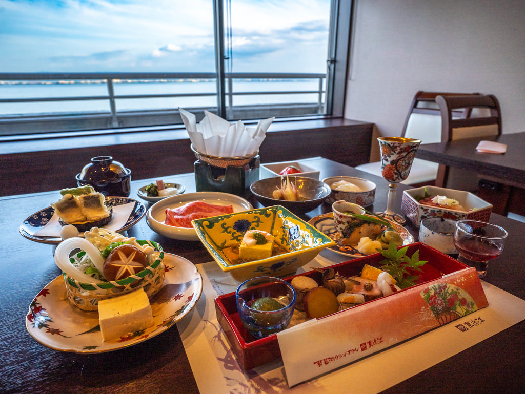 來到雄琴溫泉可別錯過日式會席料理，從食材、擺盤、餐具的選擇都一絲不苟，令人目不暇給