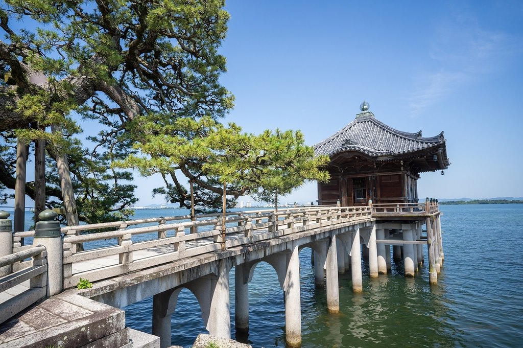 圖5 琵琶湖最具代表的打卡網美景點，莫過於海門山滿月寺的浮御堂