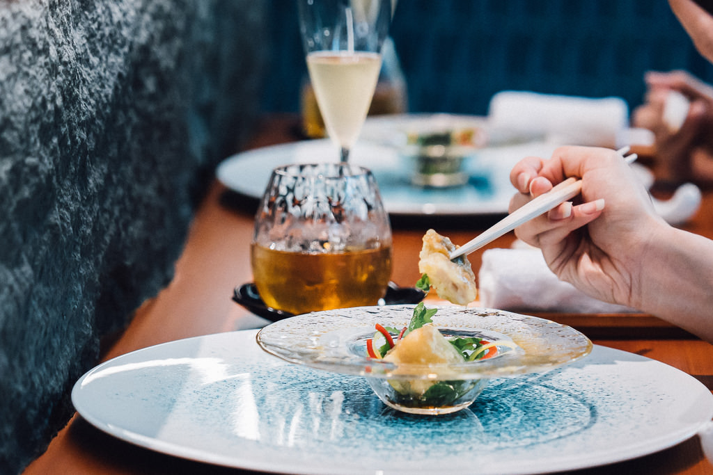 壽司星呈現傳統與現代風格的融合，從用餐環境、視覺、燈光到料理與餐酒，都能讓客人體驗星級味蕾饗宴